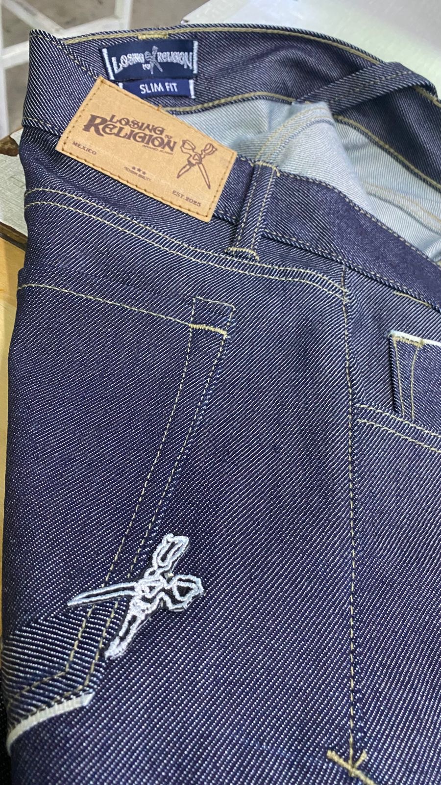 Detalle de etiqueta de mezclilla