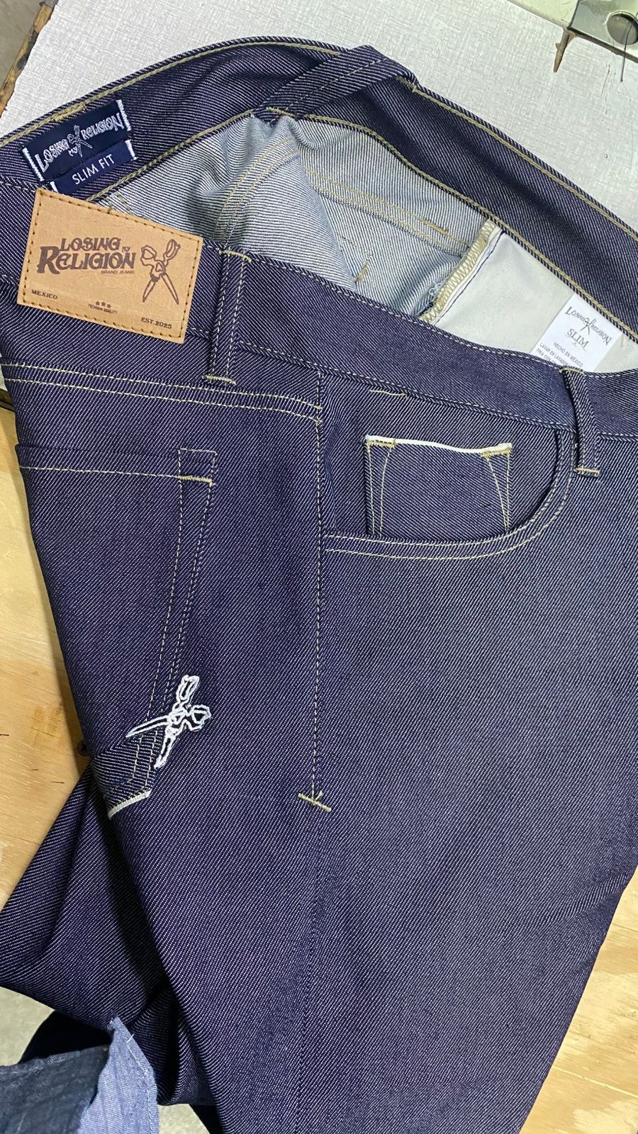 Detalle de bordado de mezclilla